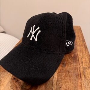New Era Yankees Sherpa Black Cap with White Embroidery